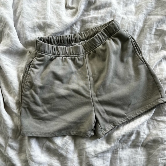 Good American Oversized Shorts in Summer Sand - Picture 2 of 4